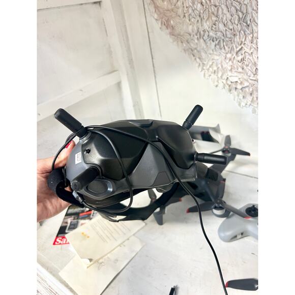 DJI FPV Goggles V2, Remote Controller Racing Drone Set with MicroSD Card - Picture 4 of 10